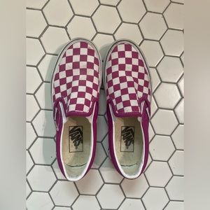 Vans checkered slip on shoes in white and fushia